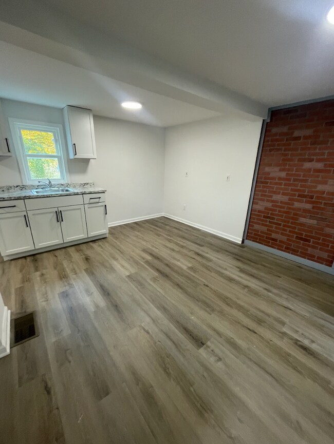 Building Photo - 248 Dodge St.