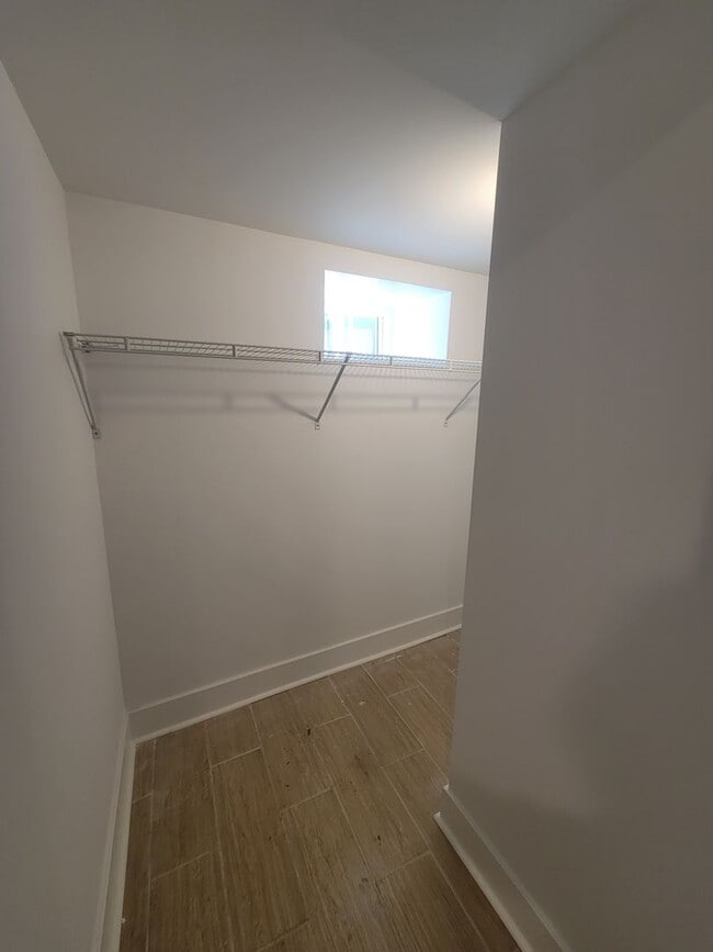 Building Photo - Fully beautiful rehab 4 bed 2.5 bath secti...