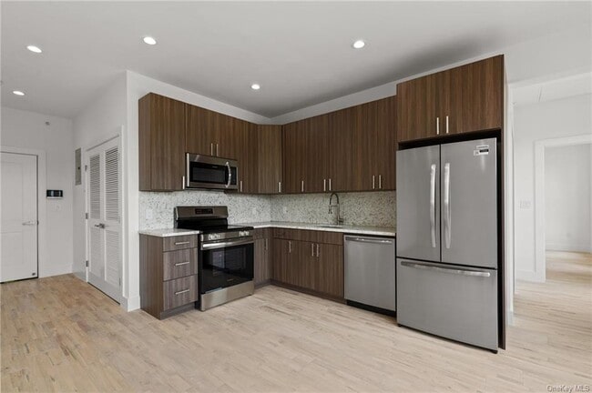 Building Photo - 385 Kear St