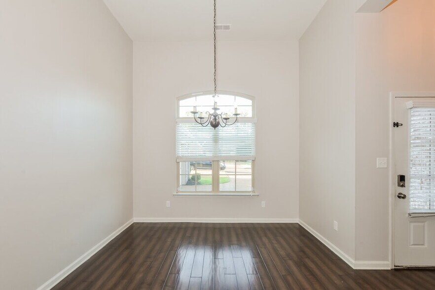 Building Photo - 2565 Woodcutter Dr