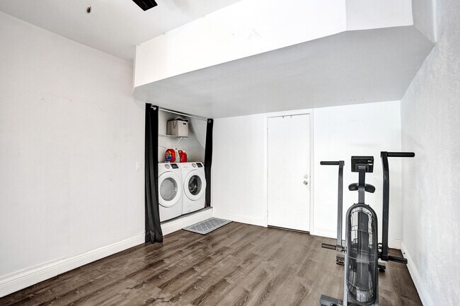 Building Photo - 9841 NW 9th Ct