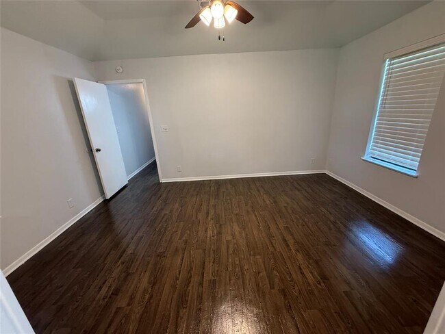 Building Photo - 111 Creekside Dr