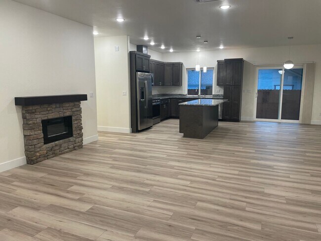 Building Photo - 410 4th St