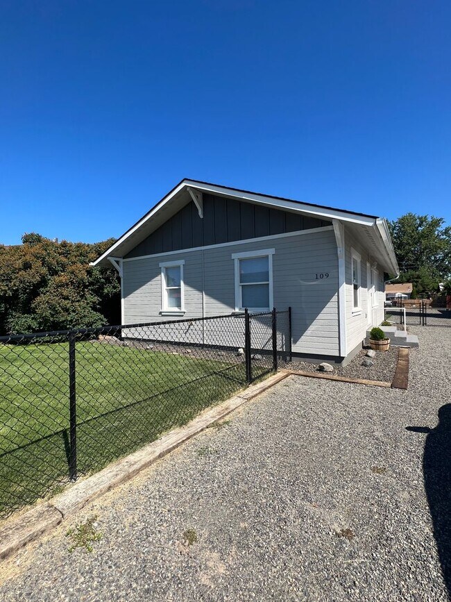 Building Photo - 109 E Fremont Ave