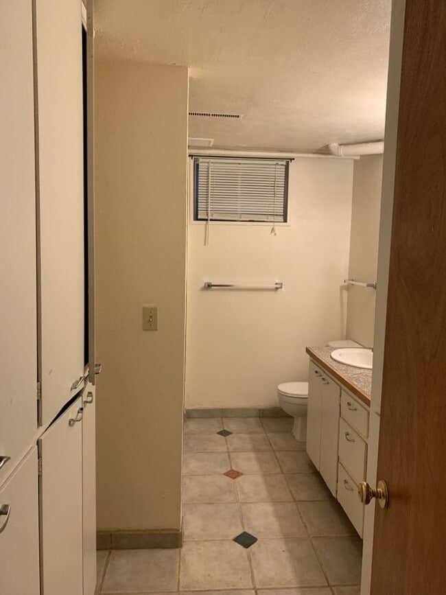 Building Photo - STUDENTS WELCOME! Spacious 5 Bed 2 Bath Ranch Home