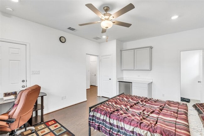 Building Photo - 133 Lenera Dr