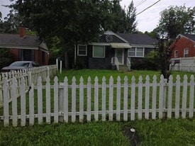 Building Photo - 110 Oak Forest Dr