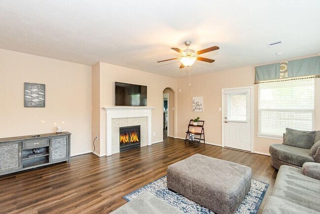 Building Photo - May Pine Court, Rosharon, TX 77583 - 4 BR 2 BA single-family home