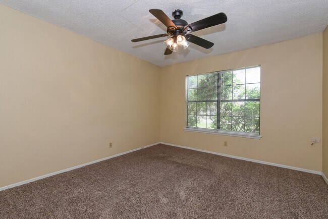 Building Photo - 3910 Peperport Dr
