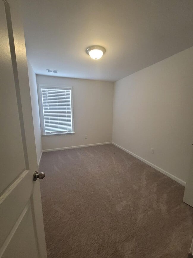 Building Photo - 3 Bed/ 2 full + 2 1/2 baths Boiling Spring...