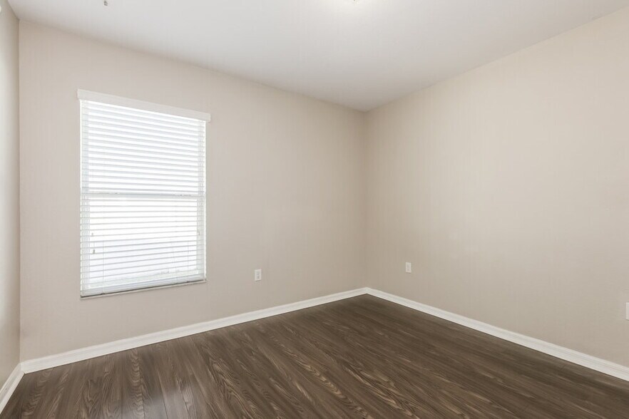 Building Photo - 6400 Twin Bridges Dr