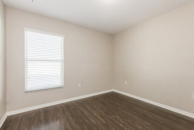 Building Photo - 6400 Twin Bridges Dr