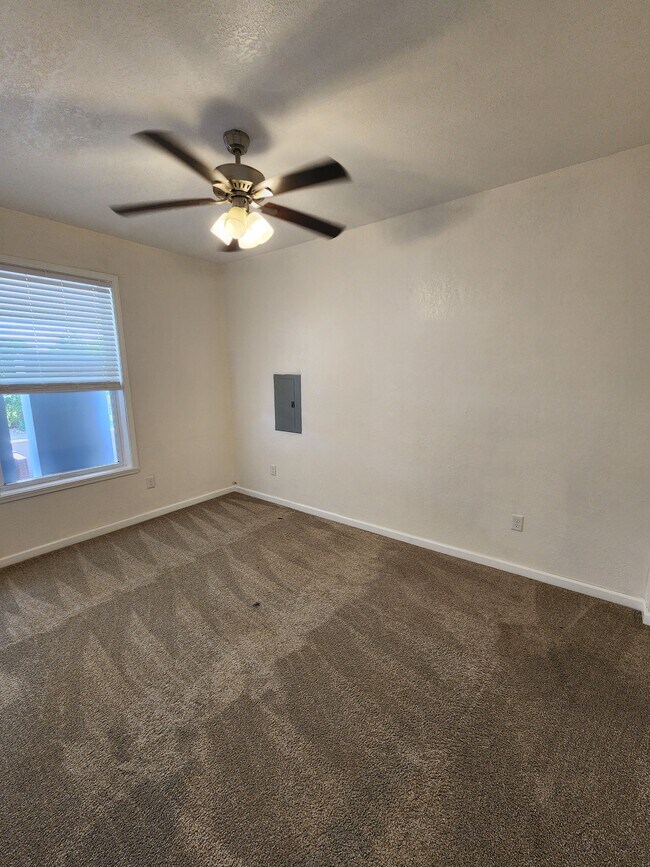 Building Photo - 4701 Elm St