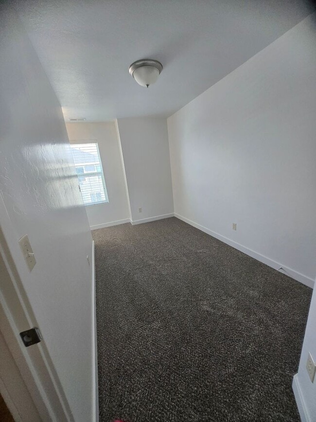 Building Photo - 3 Bed 2 Bath Townhouse for Rent!