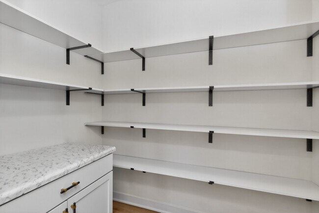 Building Photo - 1130 NW Sproul Dr