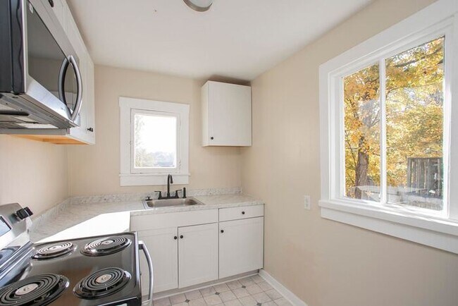 Building Photo - LOCATION! 1/1 Bed Bath Downtown!