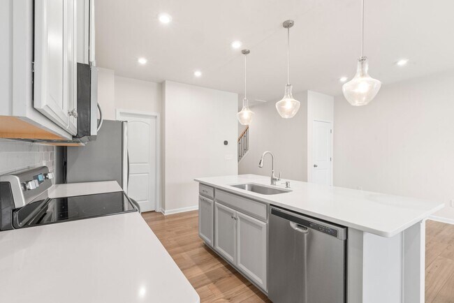 Building Photo - Like-New Townhome in Pristine, Move-In Ready Condition