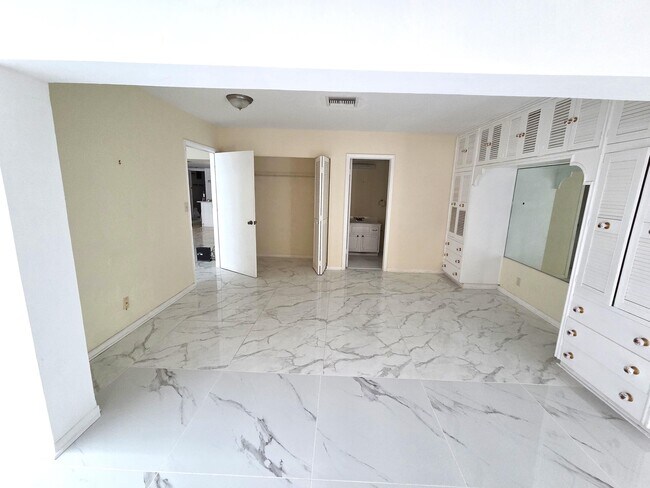 Building Photo - 1731 Presidential Way
