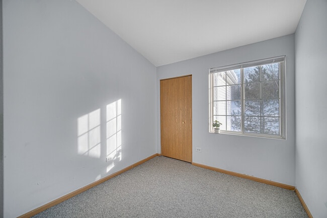 Building Photo - 2427 Silverstone Dr