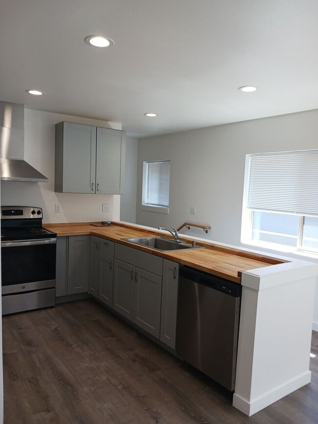 Building Photo - Almost new 3 bedroom, 3 bath Townhome