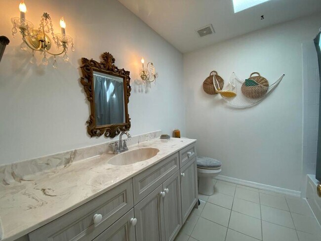 Building Photo - Spacious 3/2 in Holly Hill