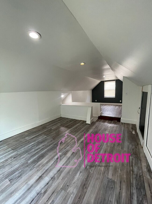 Building Photo - Summer Special~ 3 BEDROOM 1 BATH BUNGALOW ...