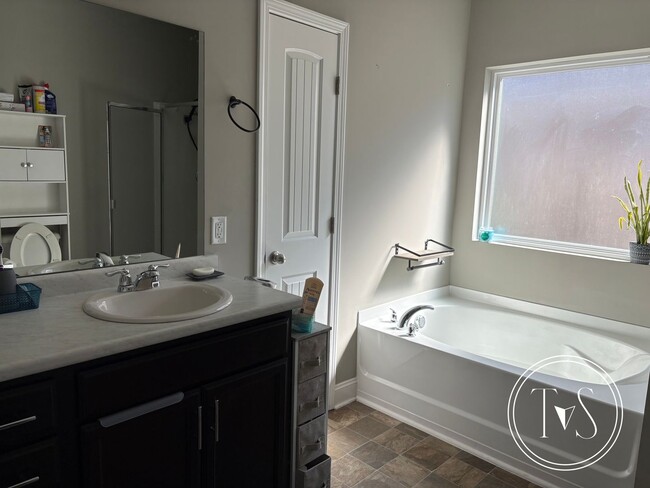 Building Photo - RATE DROP ALERT (was $2200/month)!