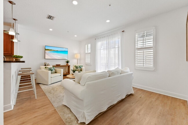 Building Photo - 642 NW 38th Cir