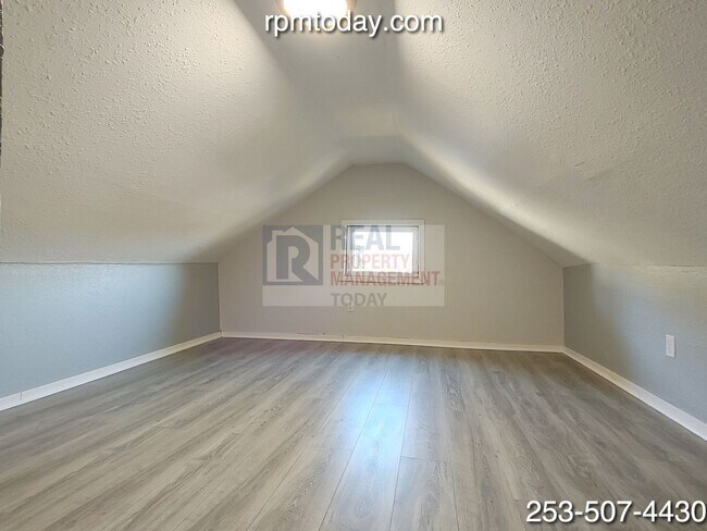 Building Photo - Charming 2 Bedroom with Bonus Loft!