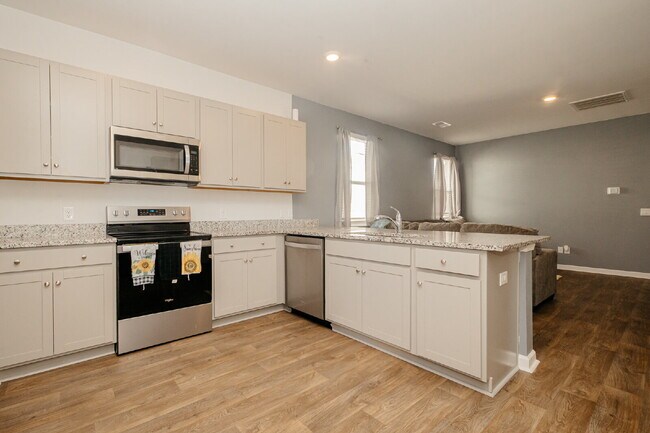 Building Photo - "One Level, Charming 3 bedroom 2 Bath in Goose Creek – 1256 Sq Ft of Comfort!"