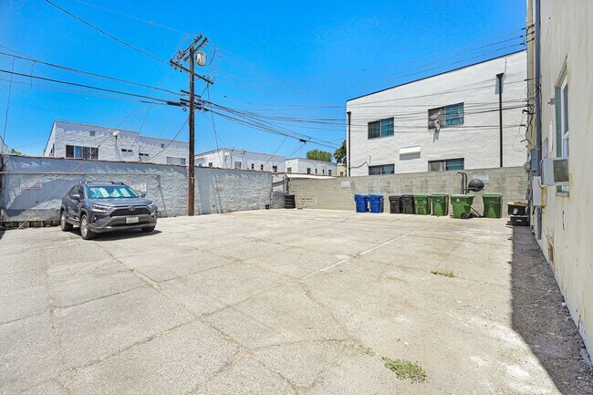 Building Photo - 325 N Stanley Ave