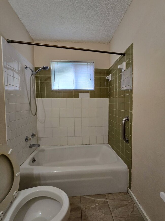 Building Photo - Beautifully remodeled 2-bedroom home in a ...