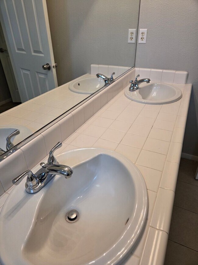 Building Photo - 1073 W Northstar Dr