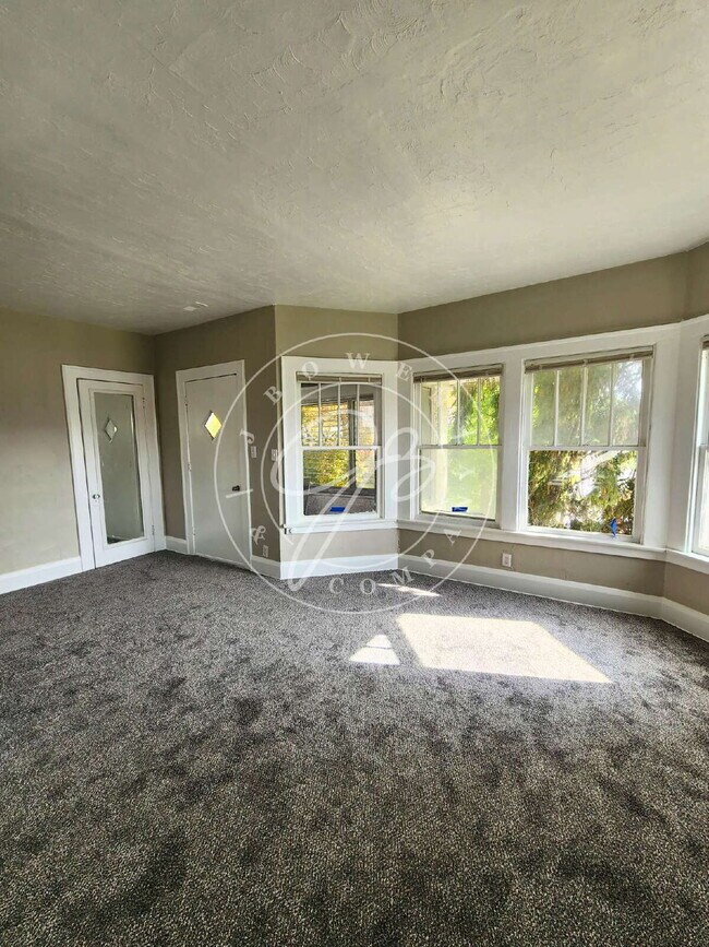 Building Photo - 2 bedroom Upper unit- over 1200 sq feet! P...