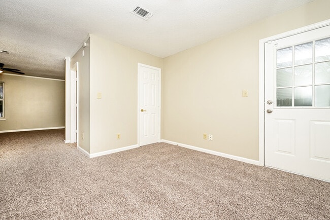 Building Photo - Fantastic 3bd/1.5ba home! Let yourself in!