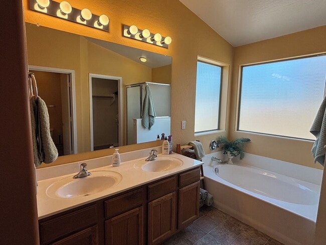 Building Photo - 776 W Fairlane Ct