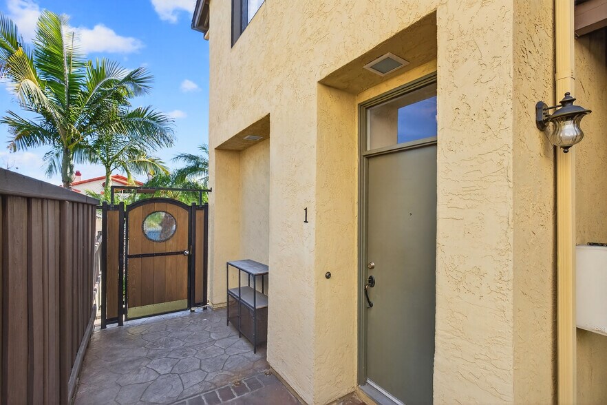 Building Photo - 4046 Iowa St