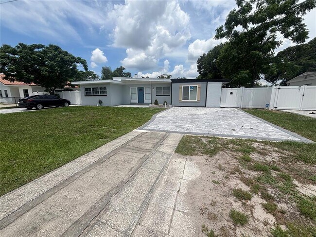 Building Photo - 6035 Sage Dr