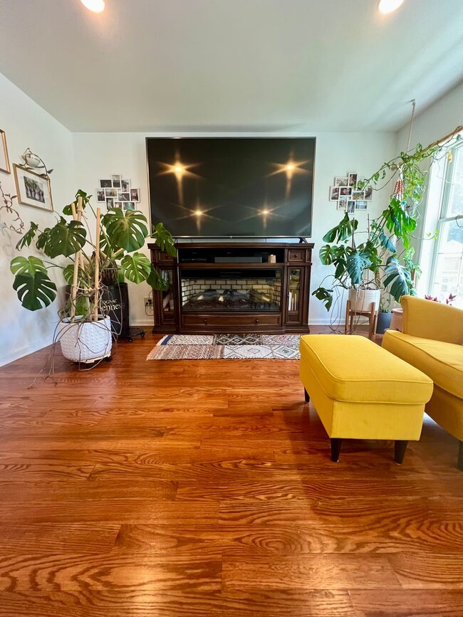 Building Photo - Stunning 3-Bedroom Townhome with 1-Car Gar...