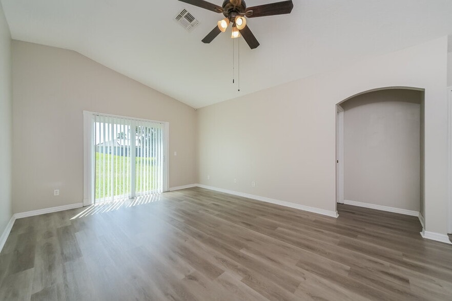 Building Photo - 1323 Hillview Dr
