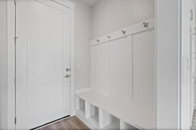 Building Photo - Cozy, Bright, and Spacious Home Nestled in Midway