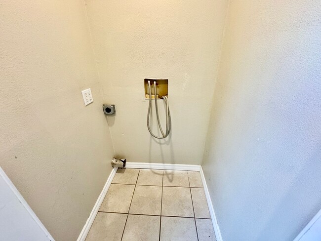 Building Photo - Cozy Oakland 2Bed/1Ba Home in a Private St...
