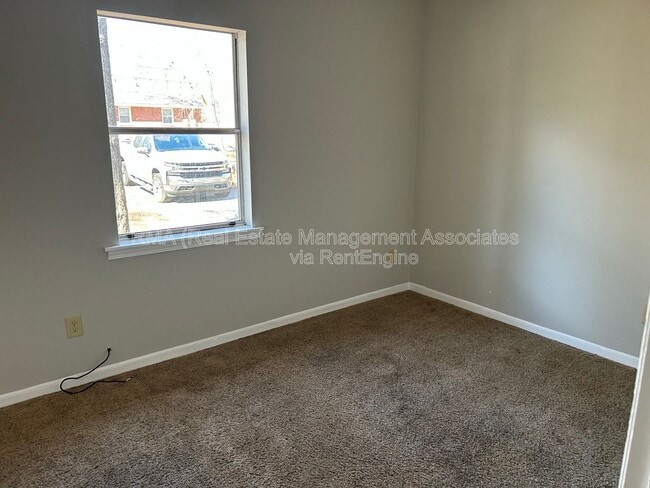 Building Photo - 300 S 18th St