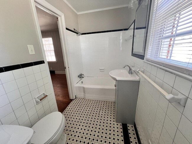 Building Photo - 807 N Ellis Ave