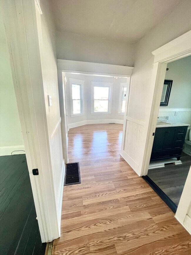 Building Photo - 16 Woodlawn St