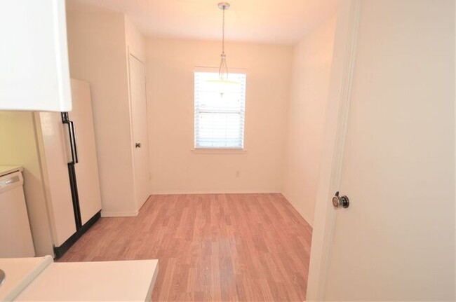 Building Photo - Tara Condos 2 Bed 1 Bath Apt NW 63rd & May...