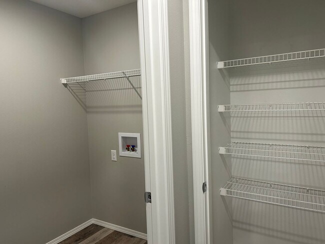 Building Photo - 3 bedroom home with fenced in back yard!