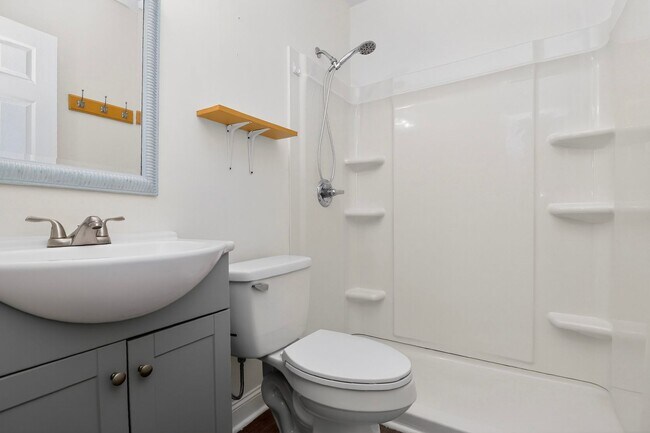 Building Photo - Charming 2BR Home Near Uptown Charlotte