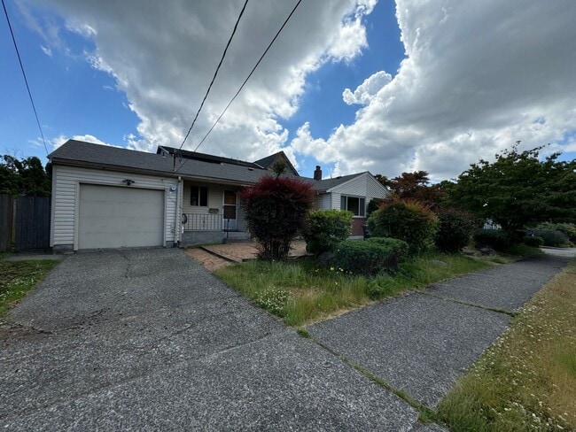 Building Photo - Charming rambler 2 bed 1 bath and office s...