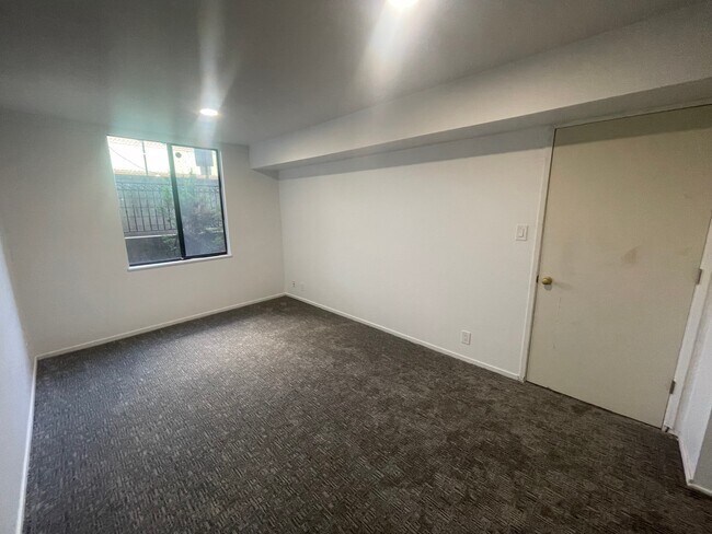 Building Photo - 425 S 900 E